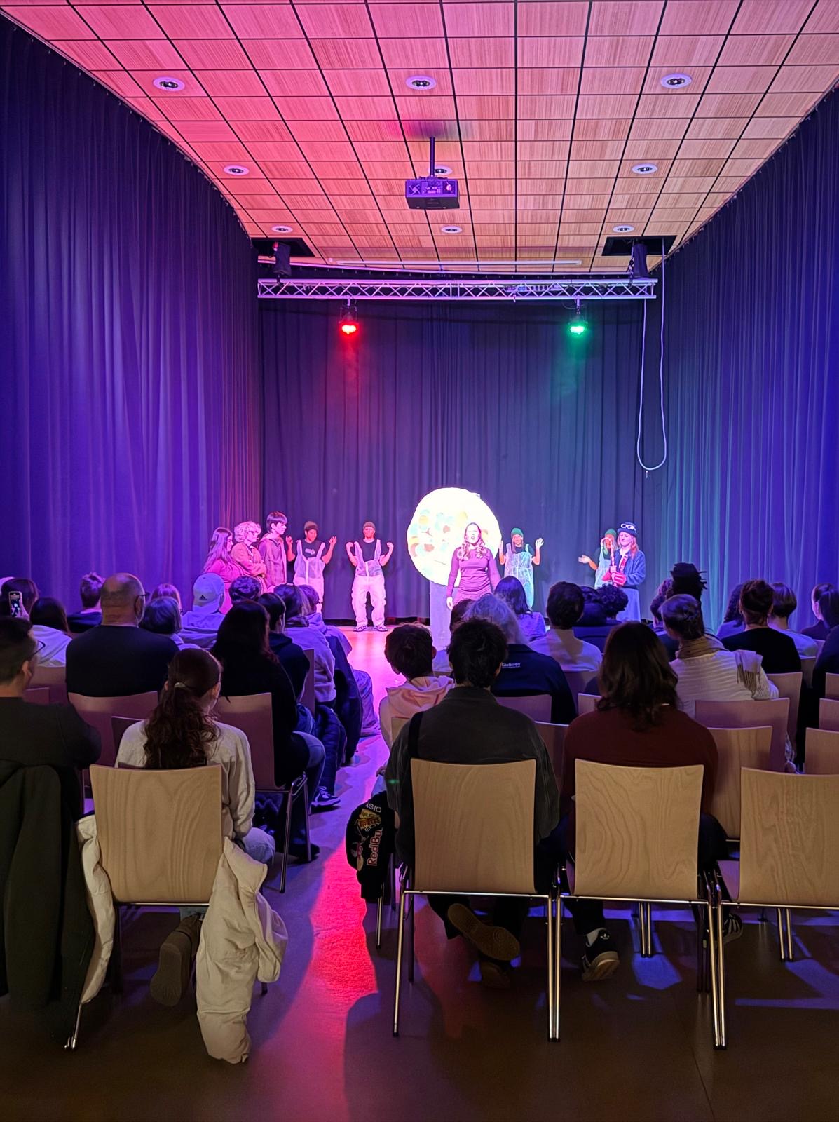 Sjakie en de Chocoladefabriek – gespeeld door klas 10A