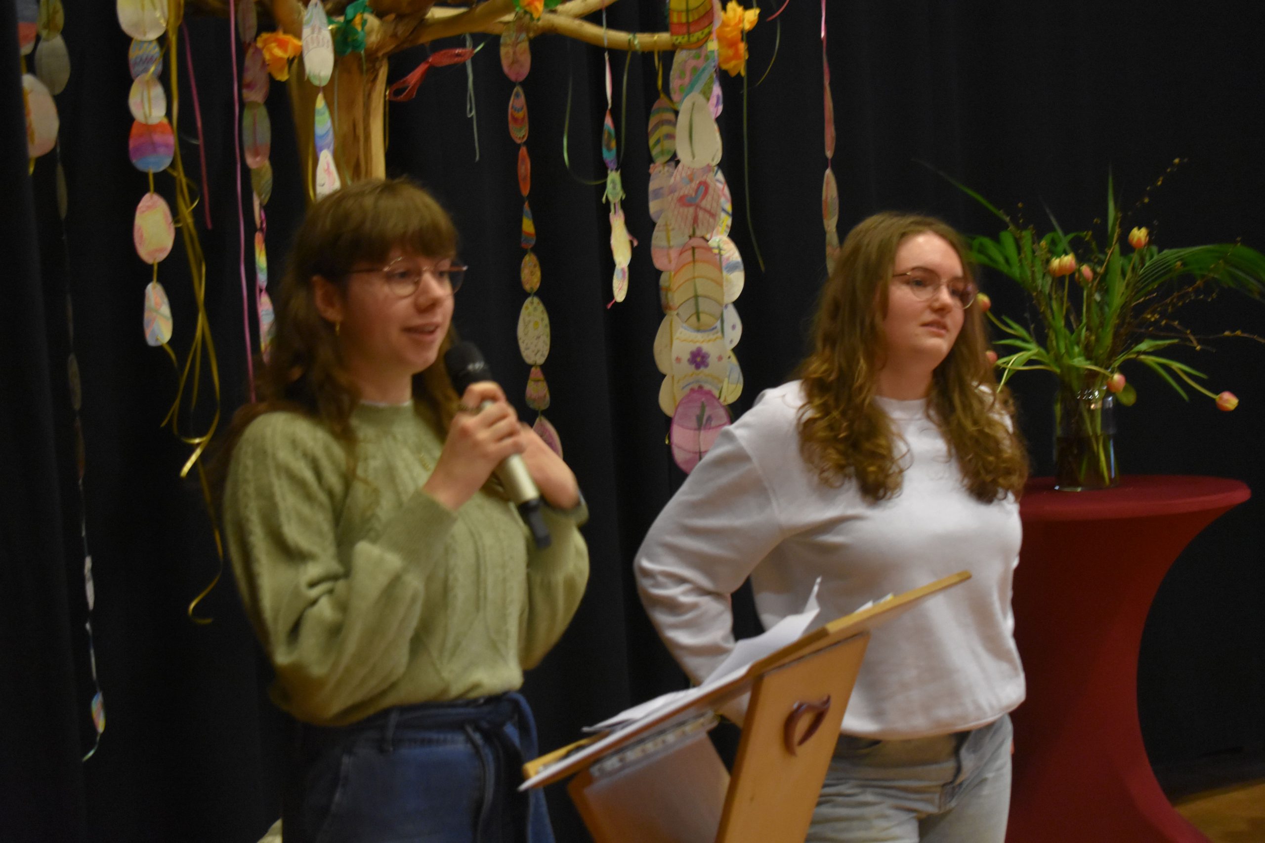 Poëzie, piano en verstopte paaseieren tijdens stemmige paasviering