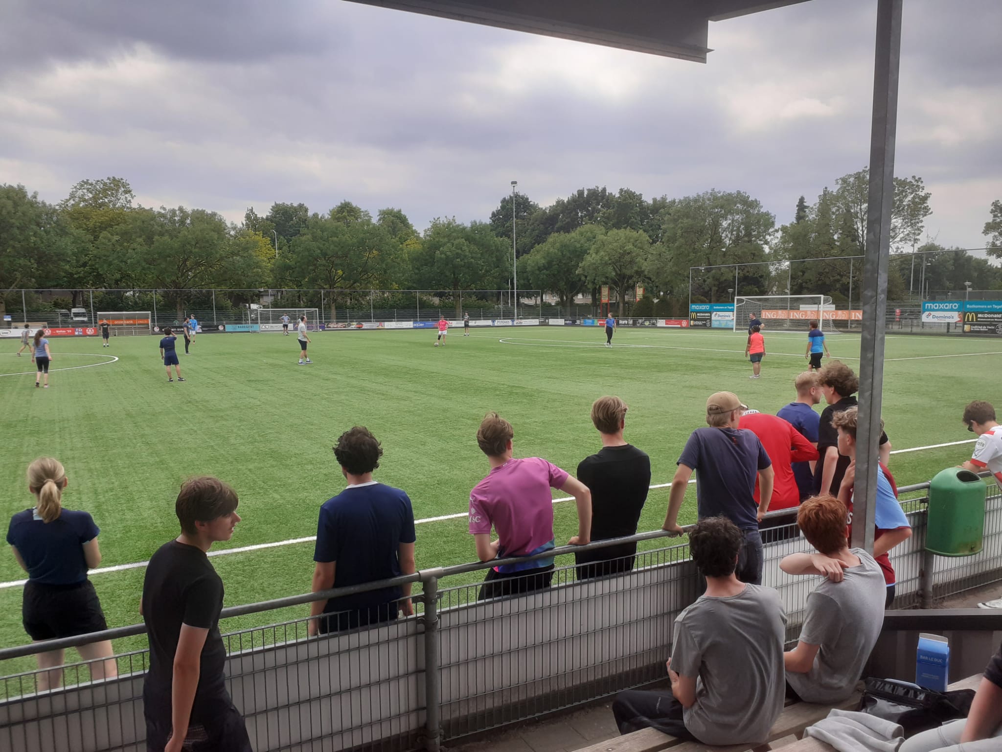 Voetbaltoernooi tussen leerlingen en leraren!