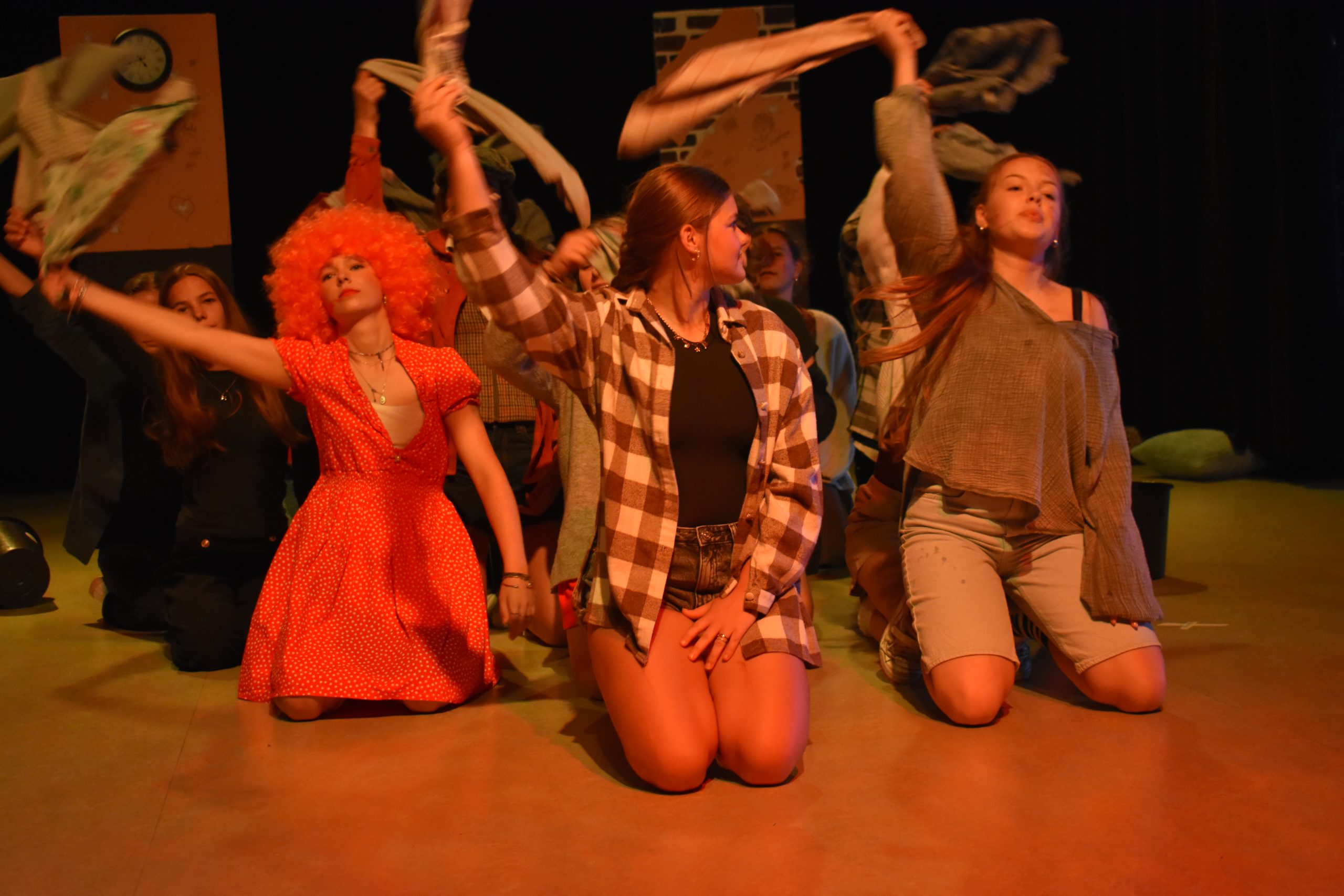 Klas 10e schittert in musical “Annie”
